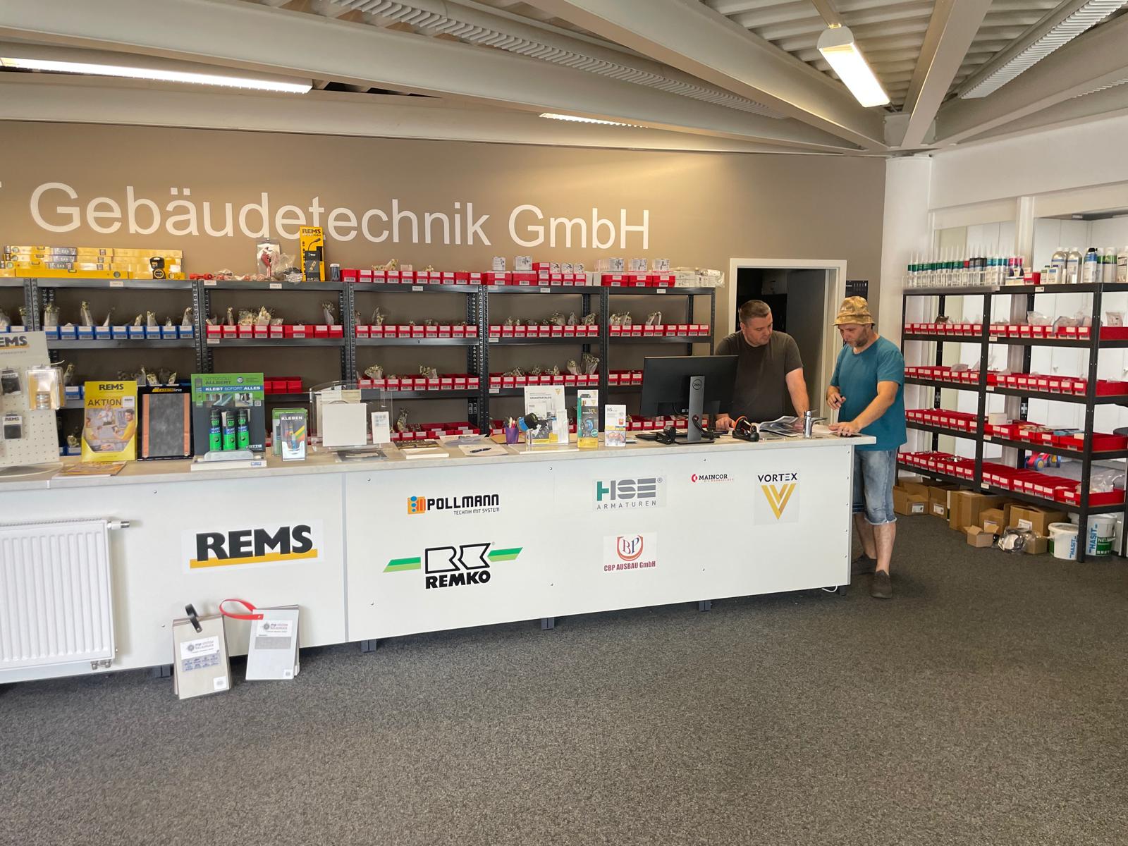 Persönliche Beratung zur Badsanierung im Verkaufsraum von B+F Gebäudetechnik in Ehringshausen